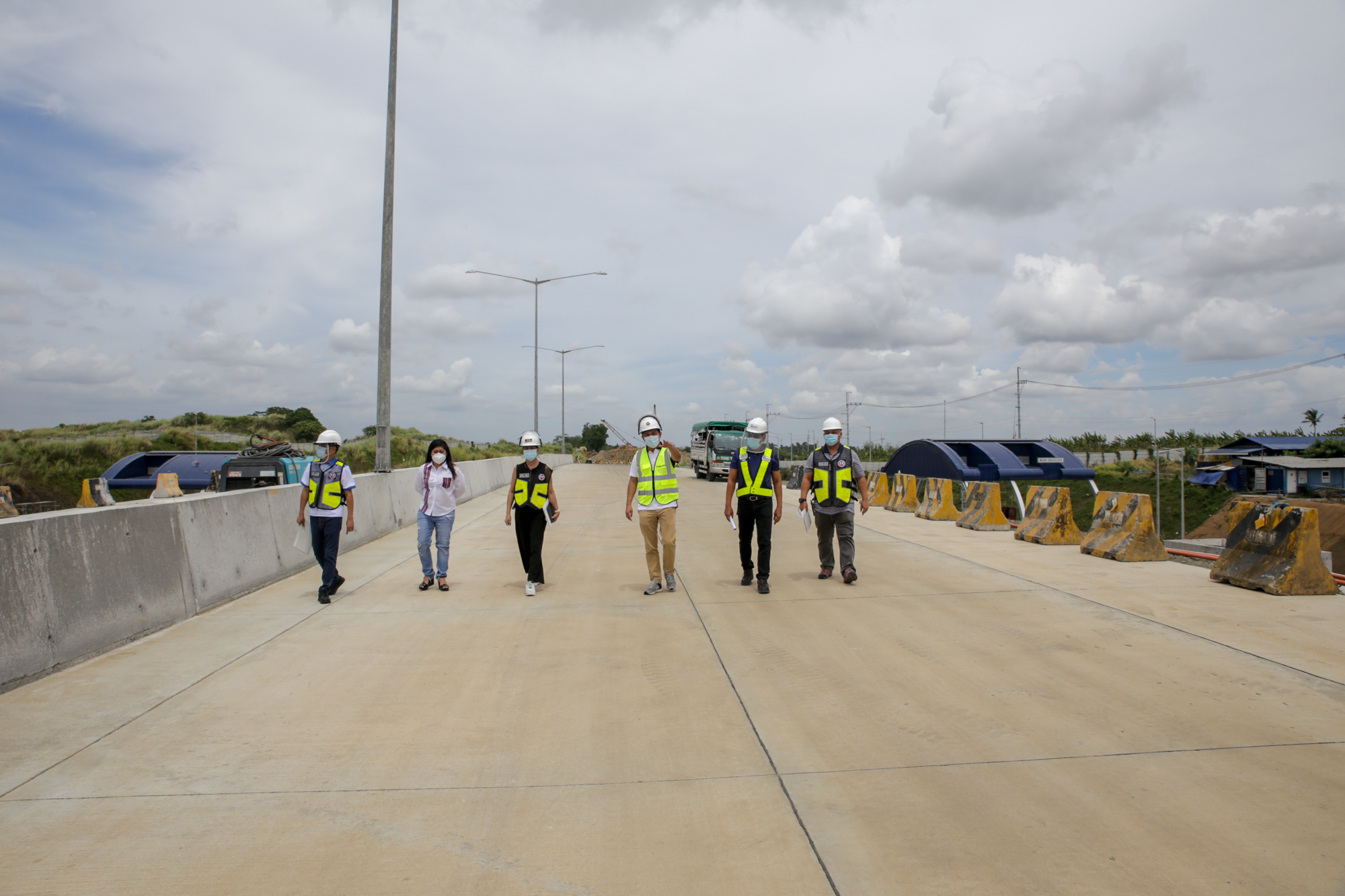 (from L-R)DPWH Director for PPP Service Alex Bote, BBB Chair Mae Lamentillo, DPWH Undersectretary for Planning and PPP Maria Catalina Cabral, DPWH Secretary Mark Villar, MPCALA Holdings Inc. Vice President for Tollways Development and Engineering Art Monge and DPWH OIC Chief, PPP Service, Engr. David Galang